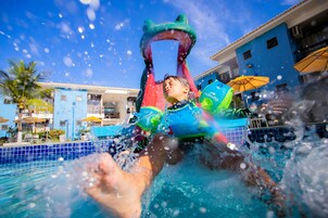 室外游泳池，池畔遮阳伞，日光浴躺椅