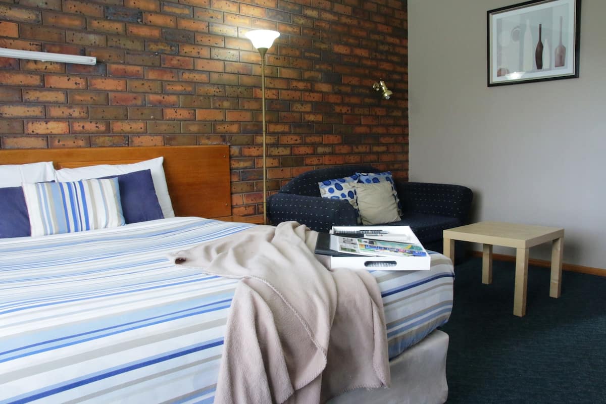 Standard Queen Room | Desk, blackout curtains, iron/ironing board, cots/infant beds