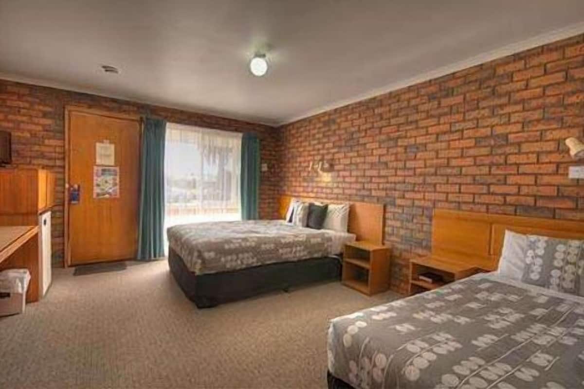 Twin Room | Desk, blackout curtains, iron/ironing board, cots/infant beds