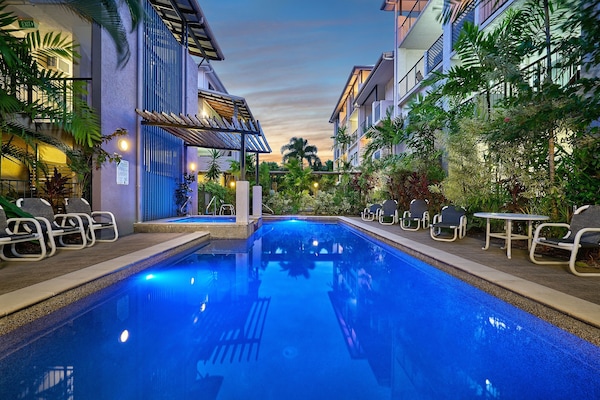 Kolam renang terbuka, kerusi lepak pantai