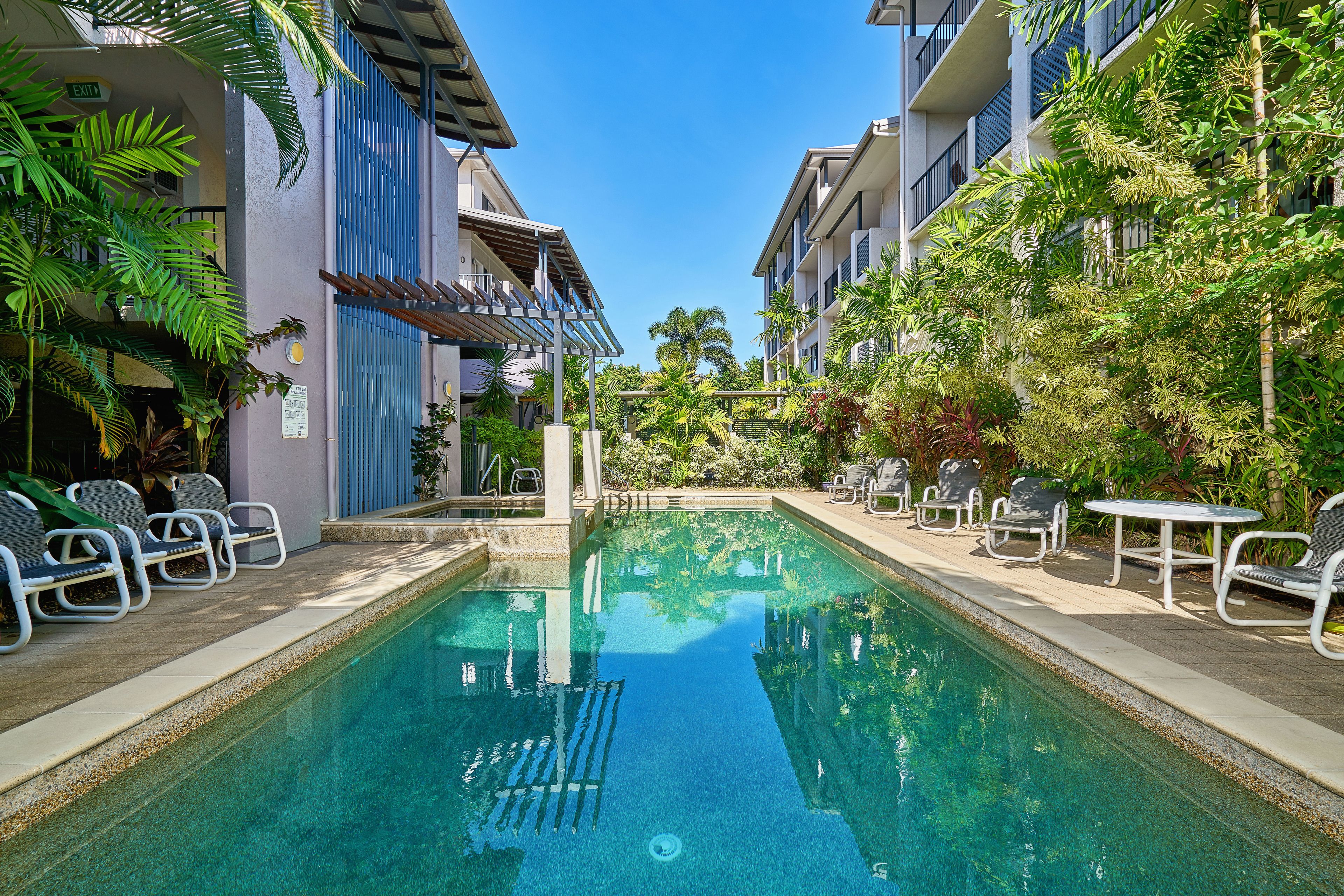 Utomhuspool med öppettider 07.00 till 21.00, och solstolar