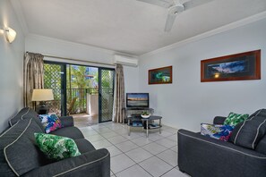 Flatskjerm-TV og DVD-spiller