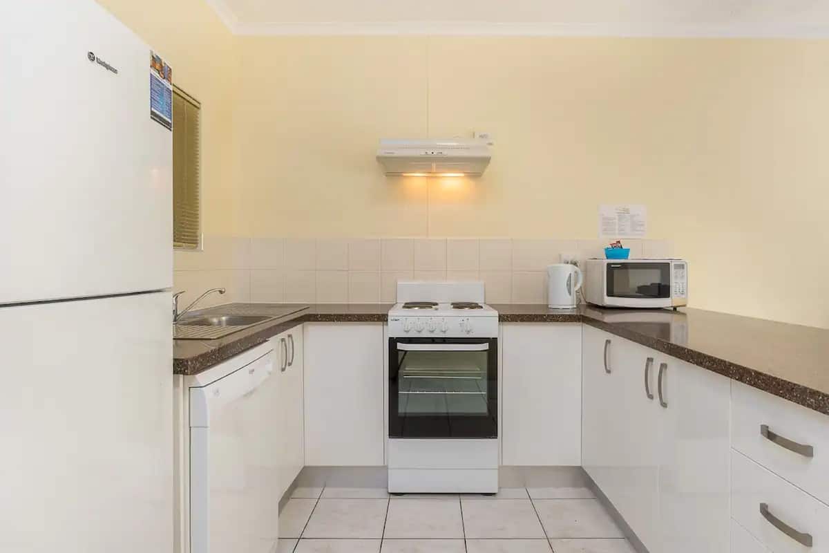 standard apartment, 2 bedrooms | private kitchen | full-sized fridge, microwave, stovetop, dishwasher