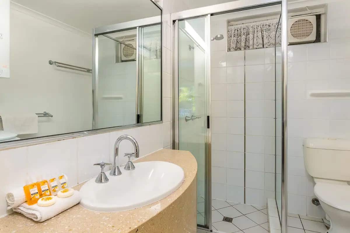 standard apartment, 2 bedrooms | bathroom | shower, free toiletries, towels