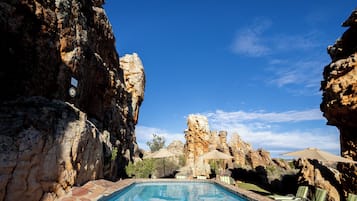 2 piscinas al aire libre, sombrillas, sillones reclinables de piscina