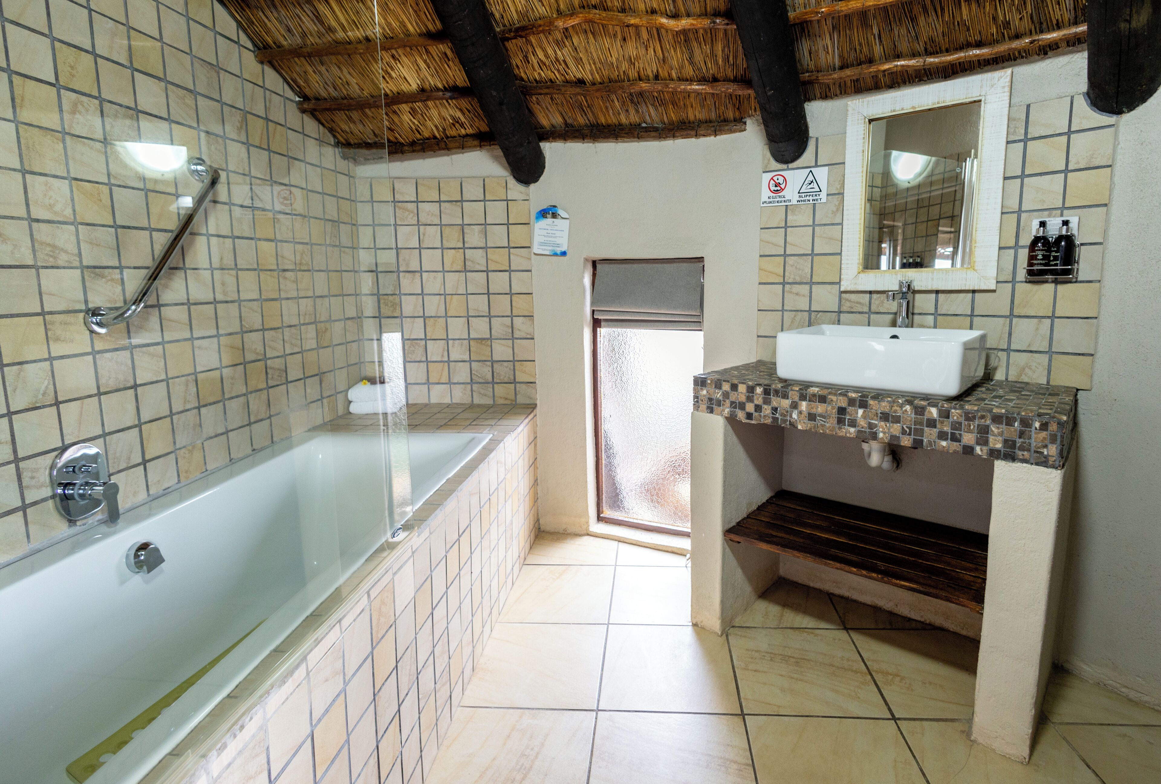 Suite (Hut) | Bathroom | Free toiletries, hair dryer, bathrobes, slippers