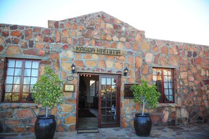 Un edificio de piedra con un letrero que dice "KAGGA KAMMA".