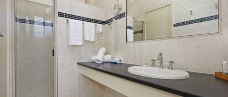 Executive Room, 1 Queen Bed | Bathroom | Free toiletries, hair dryer, towels