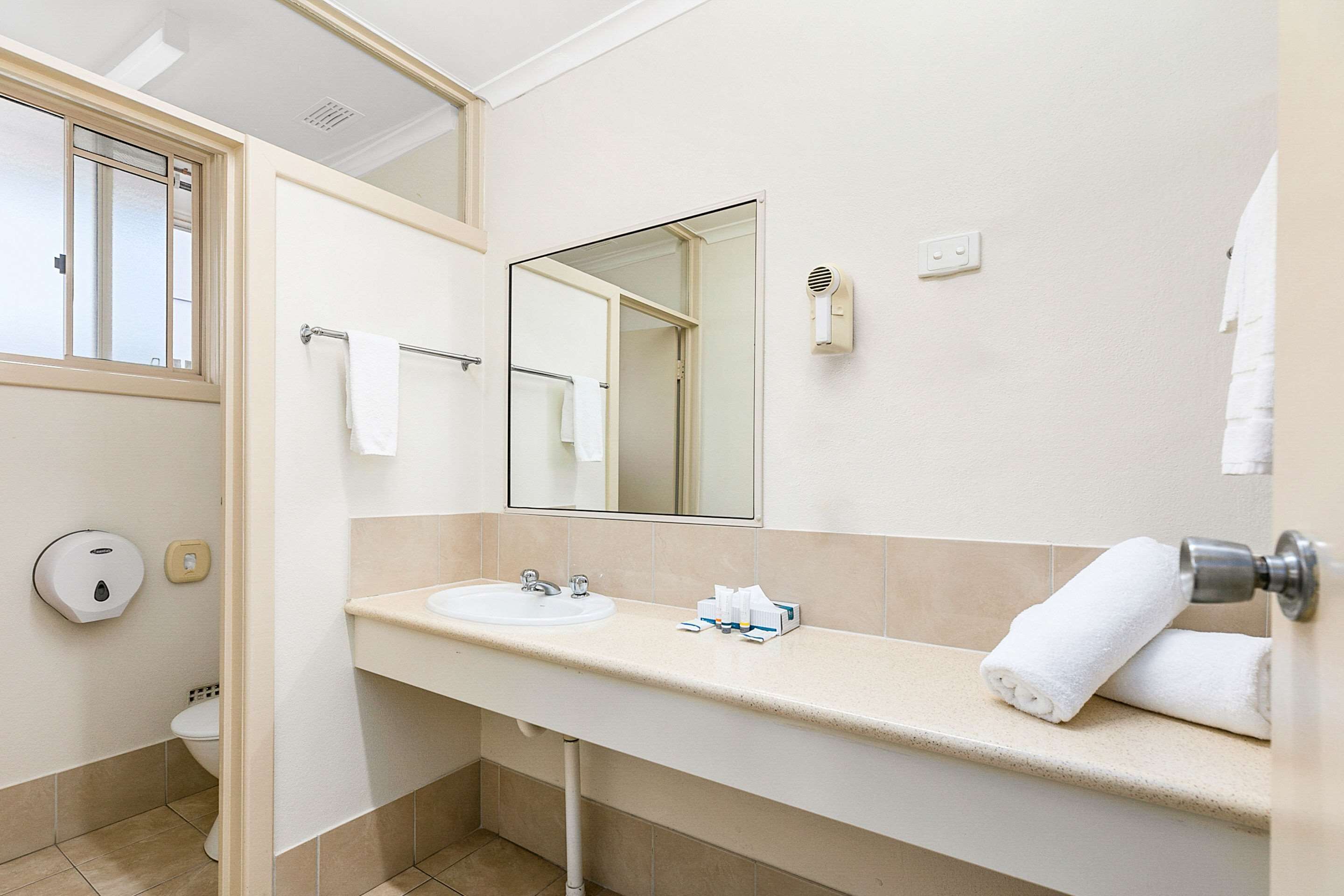 executive room, 1 queen bed | bathroom | free toiletries, hair dryer, towels