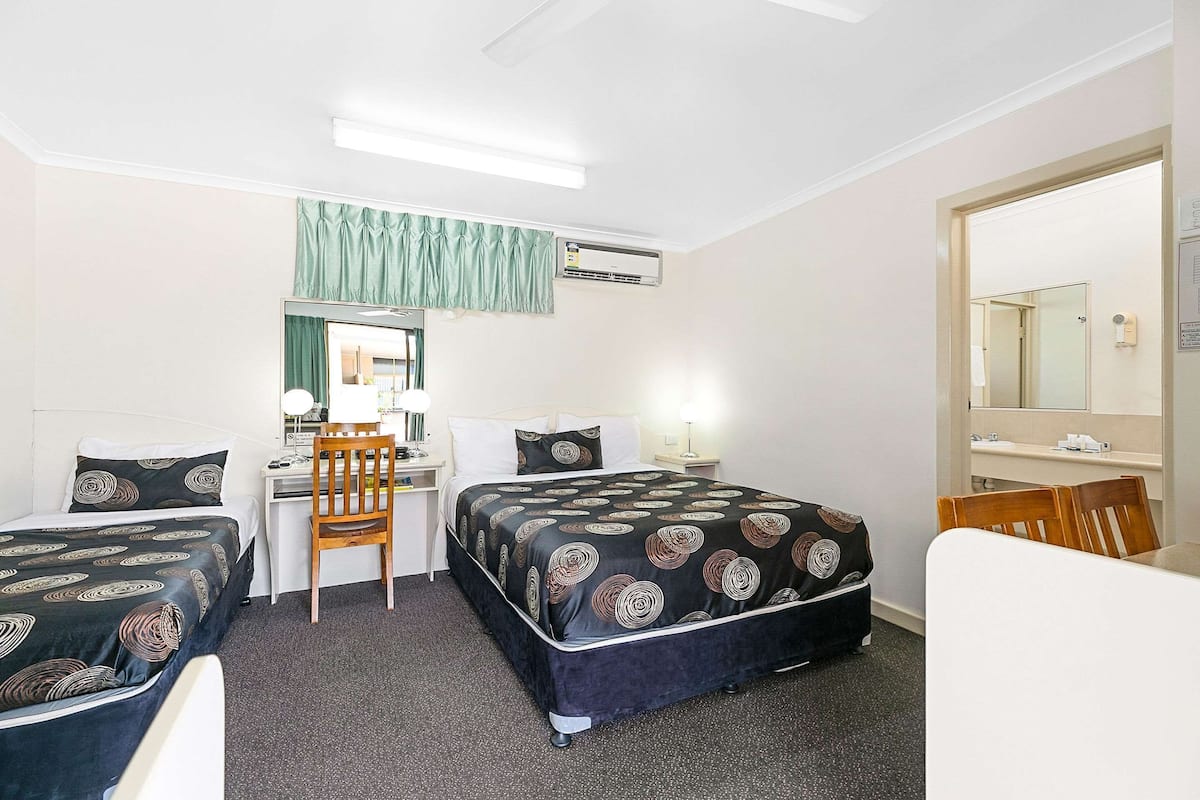 Ropa de cama de alta calidad, colchones con pillow-top y minibar