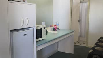 Room, 1 Queen Bed | Private kitchenette