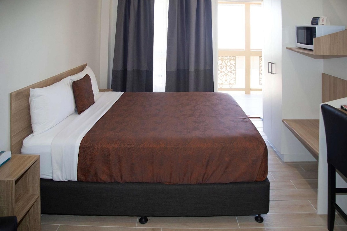 Ropa de cama de alta calidad, colchones con pillow-top y minibar 