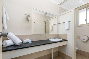 Executive Room, 1 Queen Bed | Bathroom | Free toiletries, hair dryer, towels