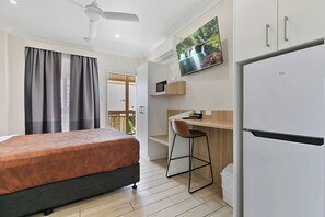 Executive Room, 1 Queen Bed | Premium bedding, pillow-top beds, minibar, individually decorated - Econo Lodge Park Lane (Bundaberg West)
