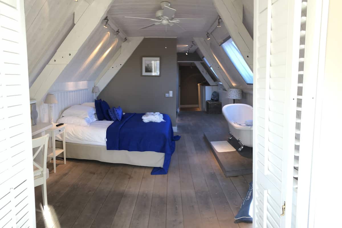 Junior Suite, 1 King Bed, Pool View
