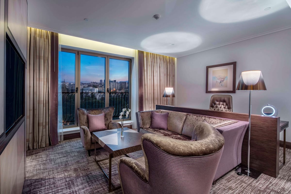 Suite, 1 Bedroom | Minibar, in-room safe, desk, blackout curtains