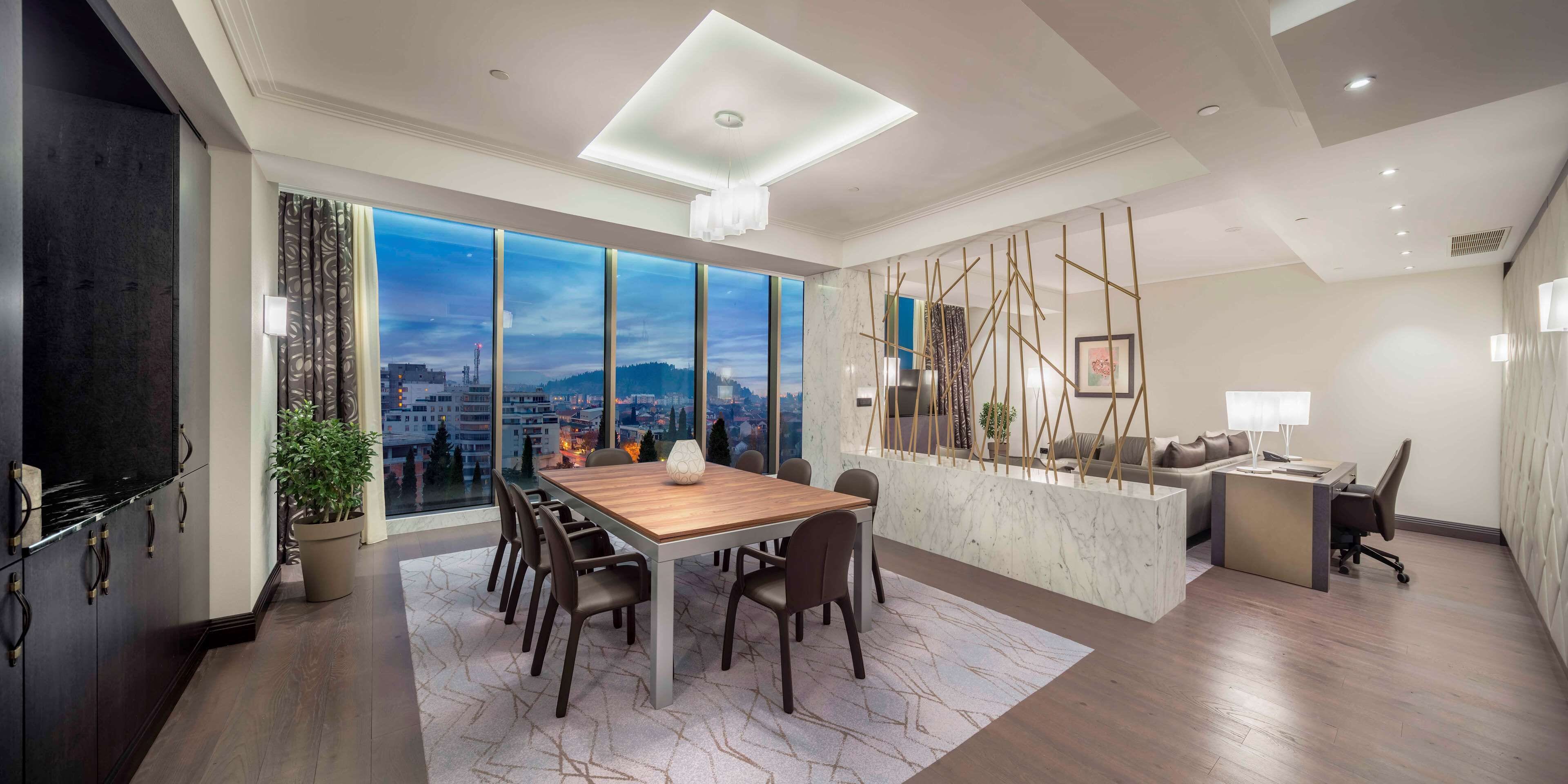 ميني بار وخزنة داخل الغرفة ومكتب وستائر تعتيم