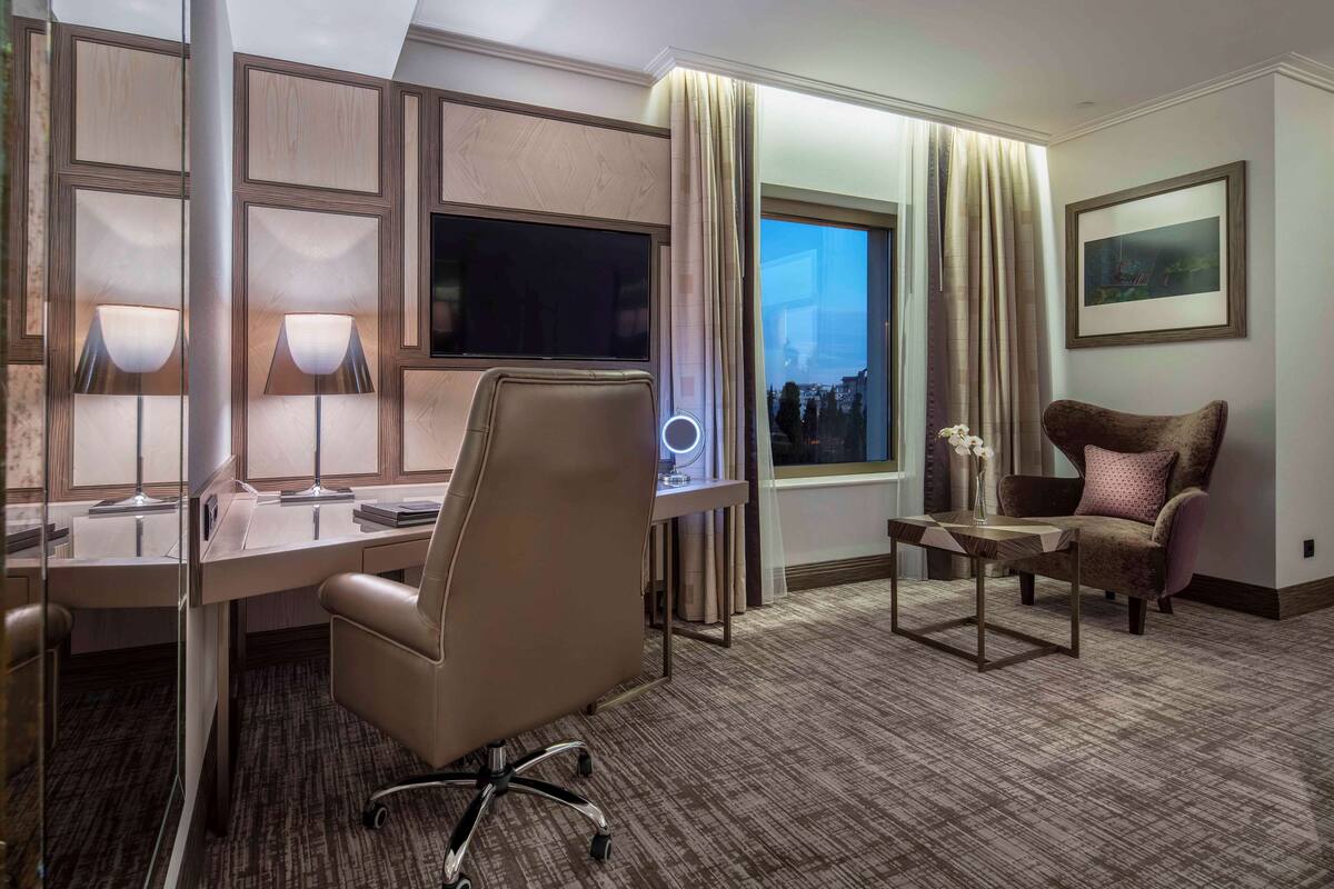 Rom – deluxe, 1 kingsize-seng, parkutsikt | Minibar, safe på rommet, skrivebord og blendingsgardiner