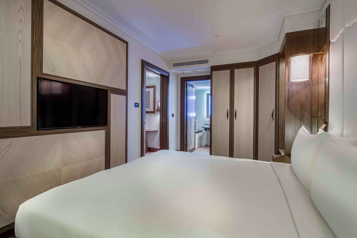 Suite, 1 soverom, kjøkken | Minibar, safe på rommet, skrivebord og blendingsgardiner