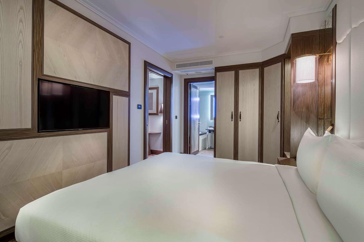 Suite, 1 Bedroom, Kitchen | Minibar, in-room safe, desk, blackout curtains
