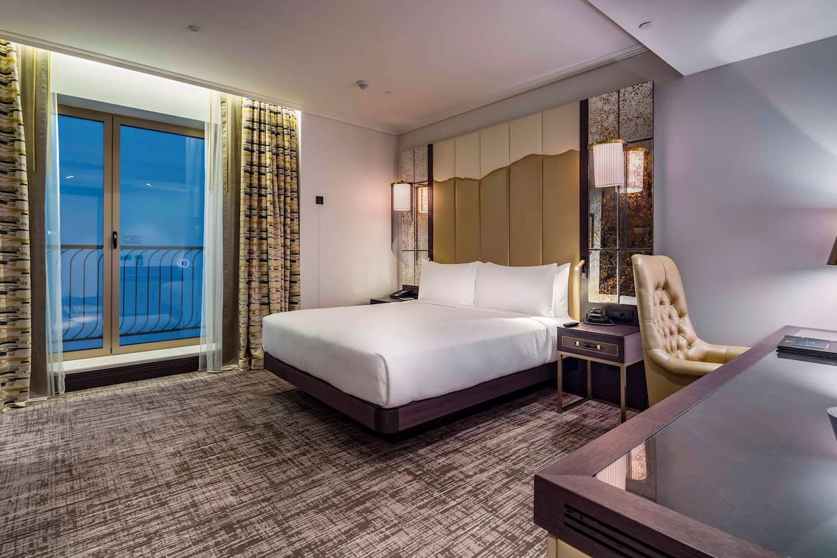 room, 1 king bed, accessible | minibar, in-room safe, desk, blackout curtains