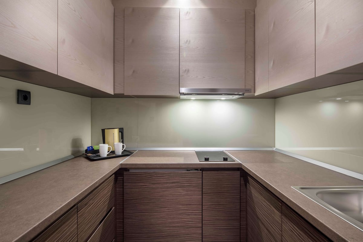 suite, 1 bedroom, kitchen | private kitchen | electric kettle, cookware/dishes/utensils