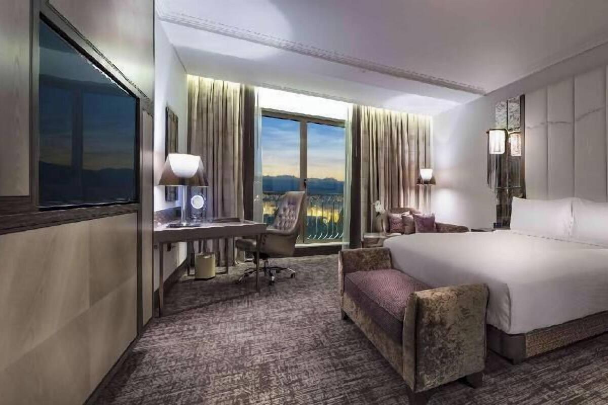 Minibar, safe på rommet, skrivebord og blendingsgardiner