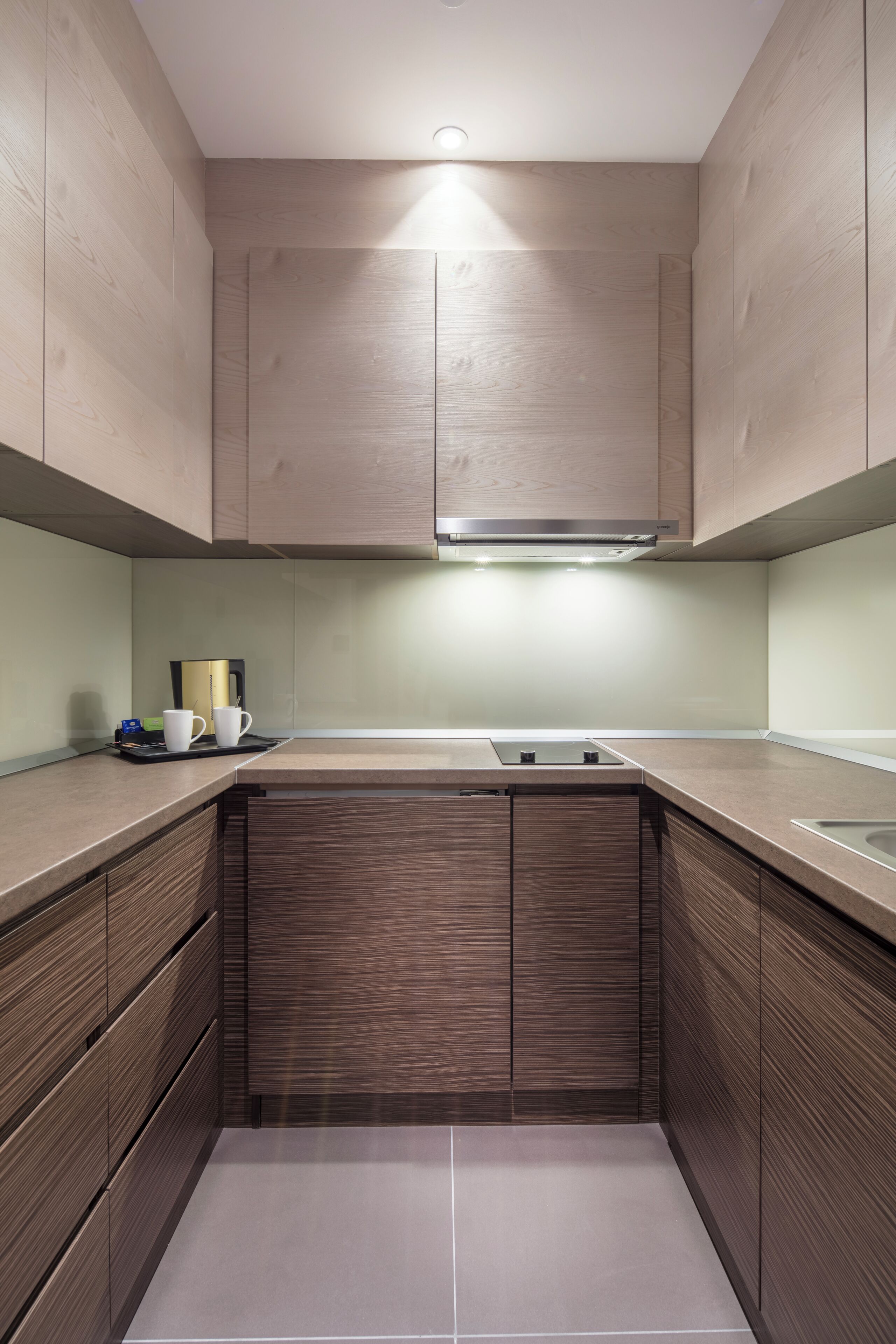 electric kettle, cookware/dishes/utensils