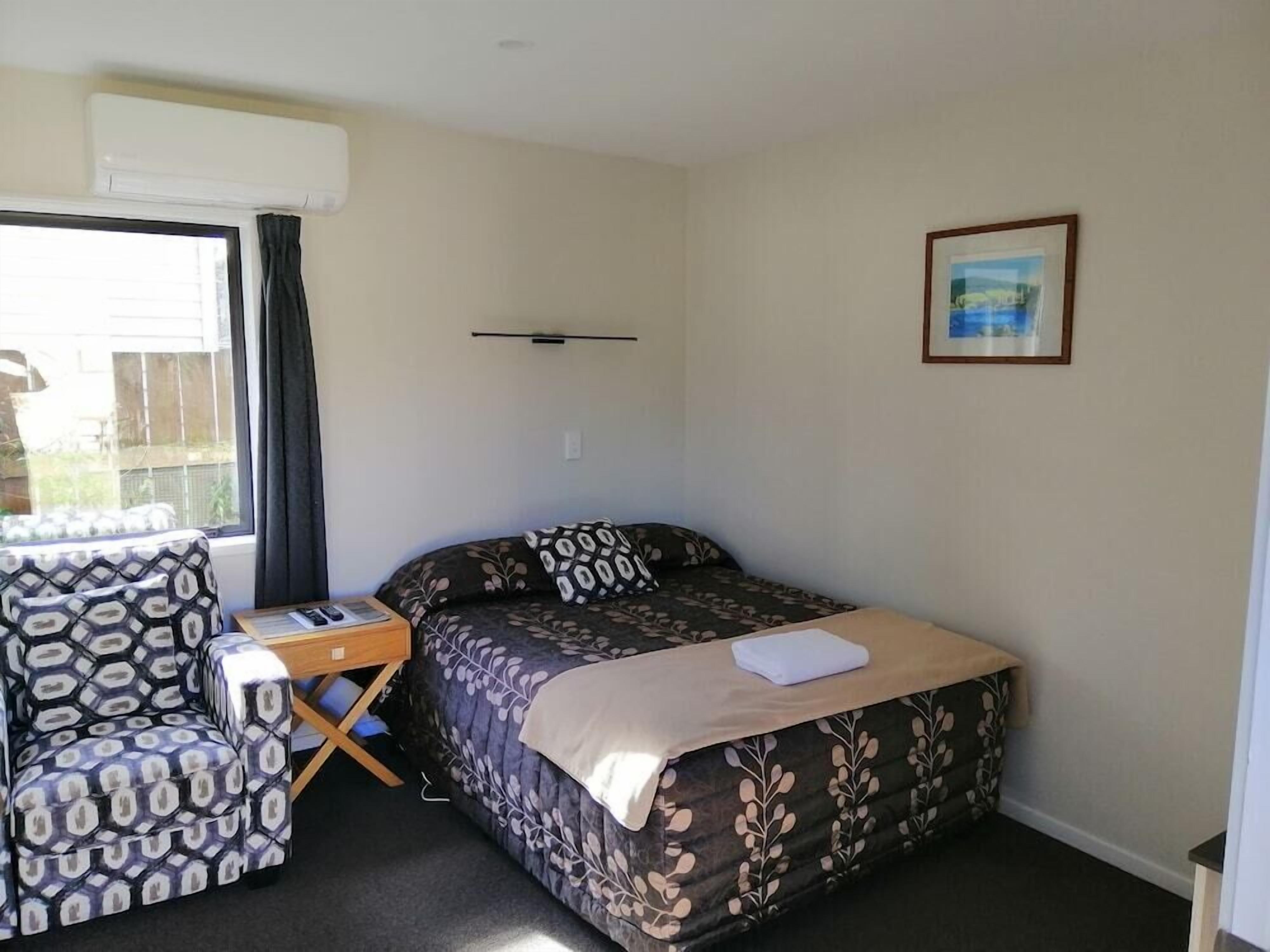 1 bedroom, individually decorated, individually furnished