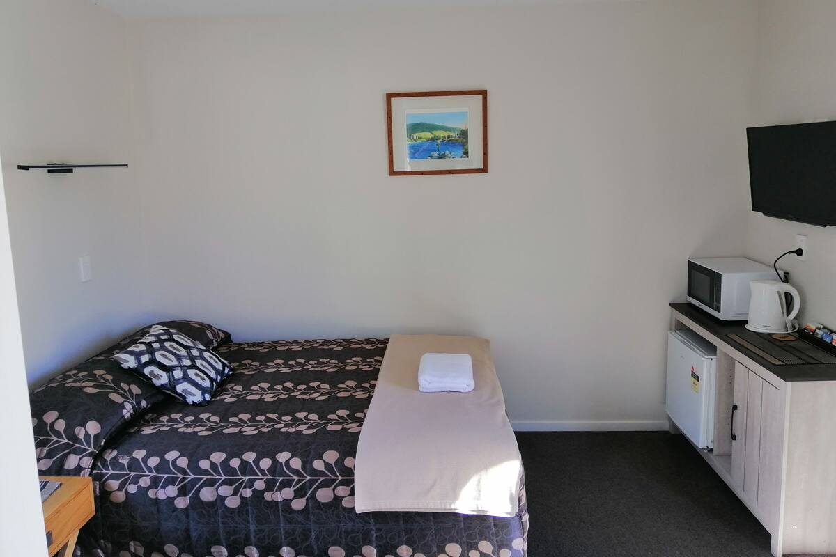 Comfort Double Room Single Use | 1 bedroom, blackout drapes, soundproofing, WiFi (free)