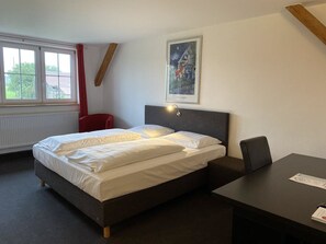 Superior-Doppelzimmer | Hochwertige Bettwaren, individuell dekoriert, Schreibtisch