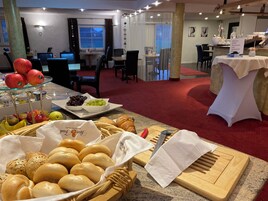 Desayuno buffet diario (EUR 18.00 por persona)