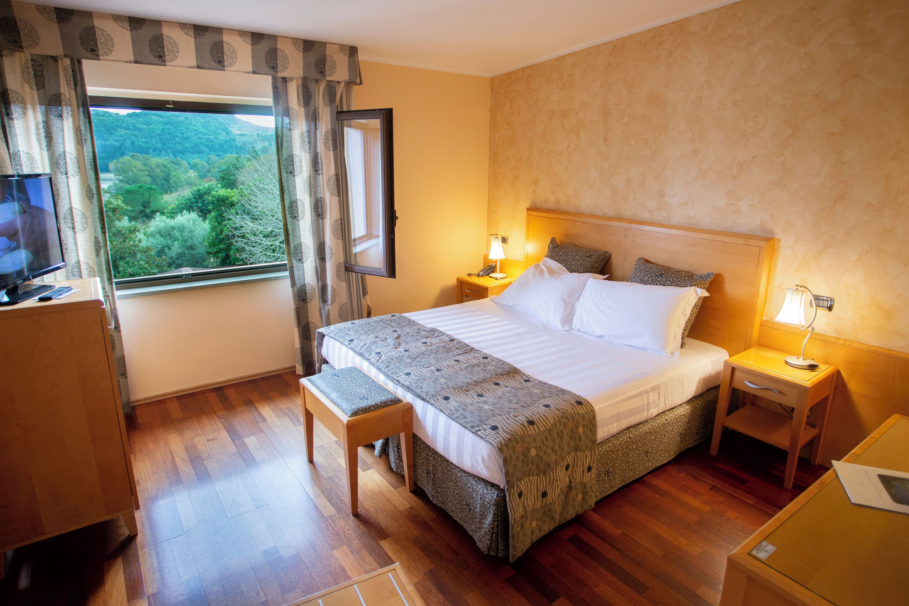 Ropa de cama de alta calidad y minibar 