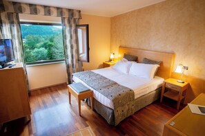 เครื่องนอนระดับพรีเมียม, มินิบาร์, ตู้นิรภัยในห้องพัก, โต๊ะทำงาน