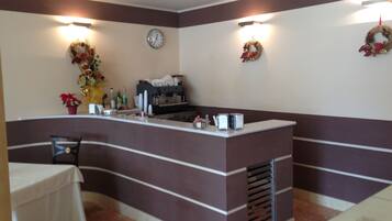 2 bars/lounges, een poolbar