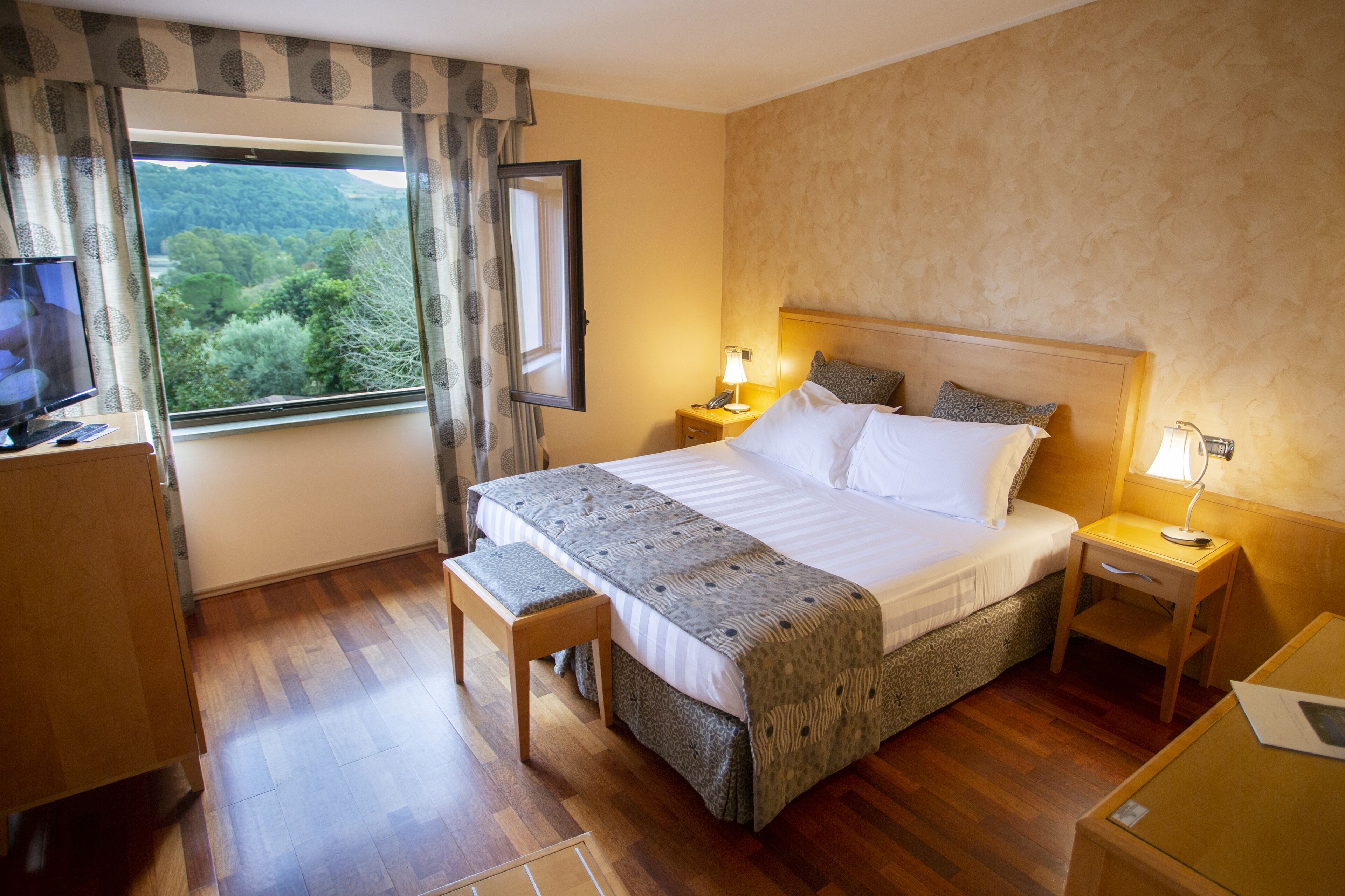 Camera Matrimoniale | Bộ đồ giường cao cấp, minibar, két bảo mật tại phòng, bàn 