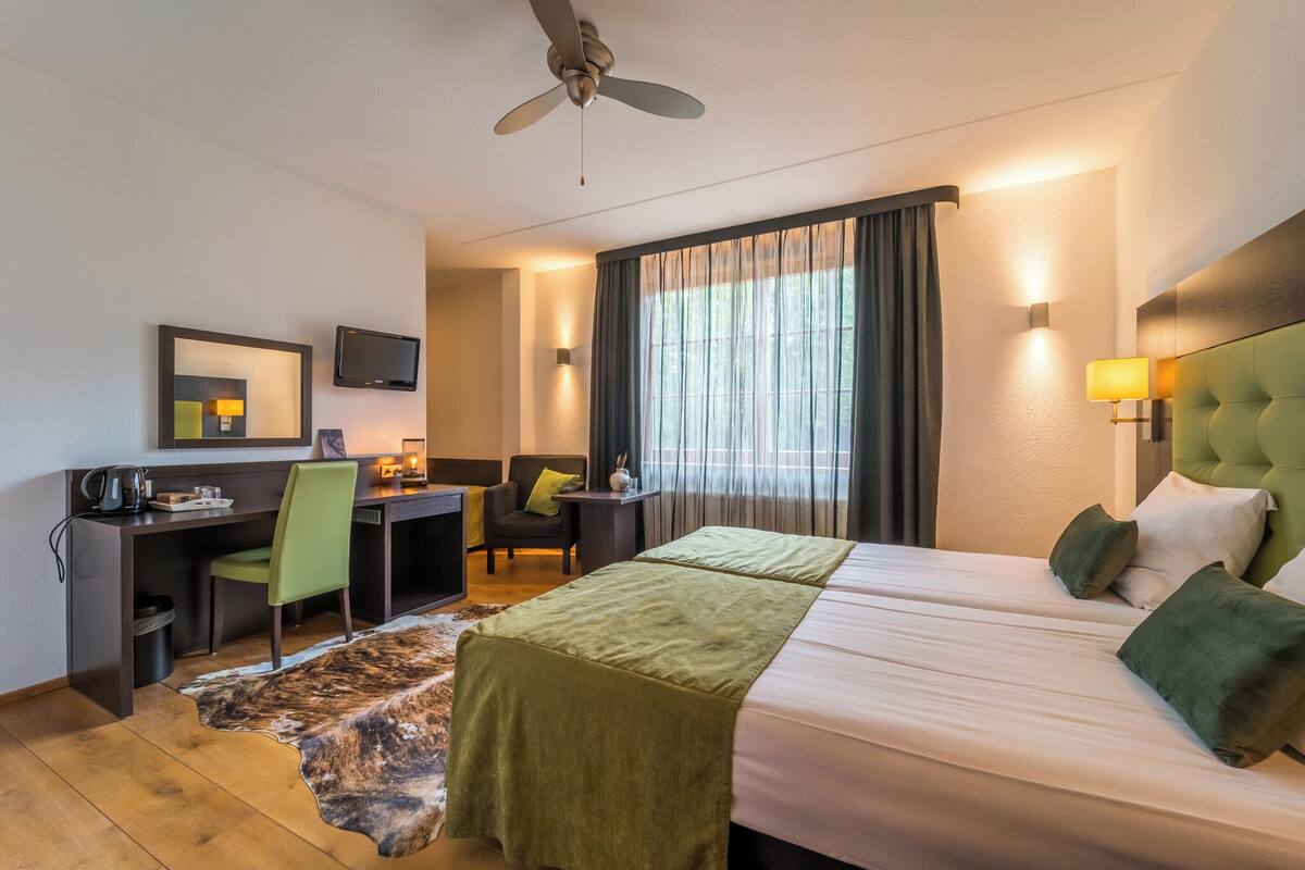 Triple Room | In-room safe, desk, laptop workspace, iron/ironing board (on request)