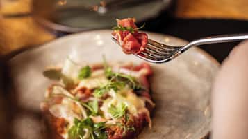 Serveert ontbijt, lunch en diner