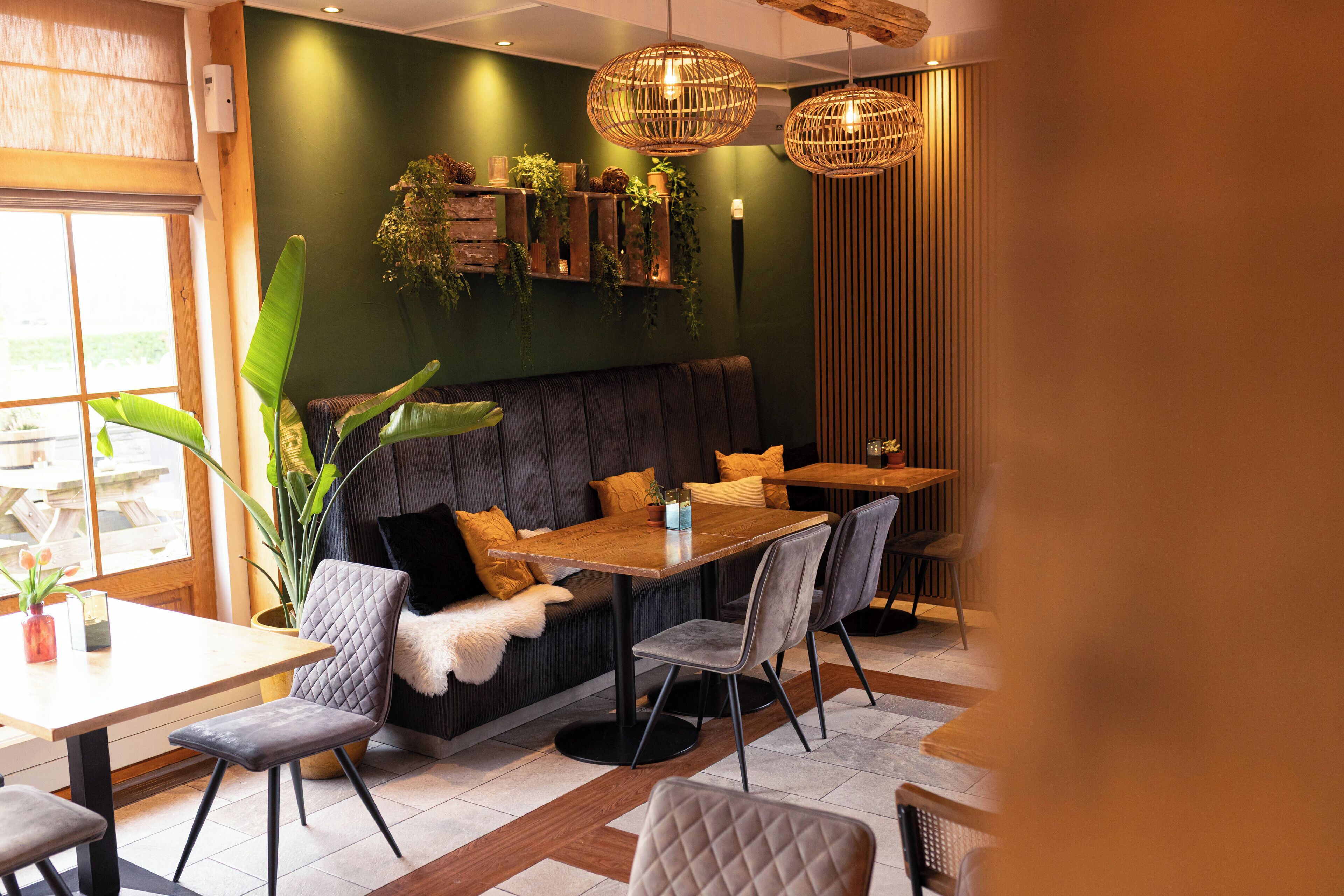 Breakfast, lunch and dinner served