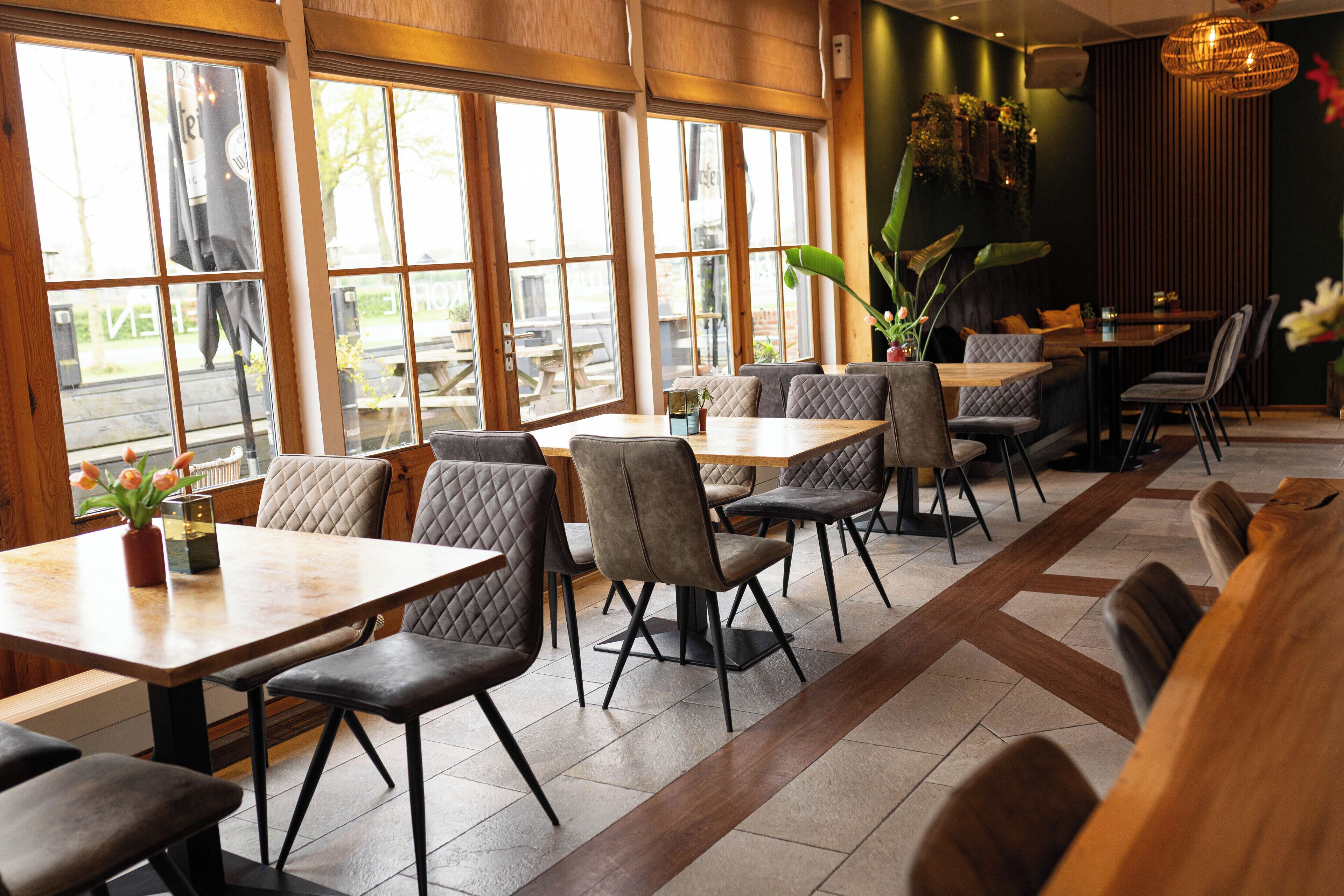 Serveert ontbijt, lunch en diner