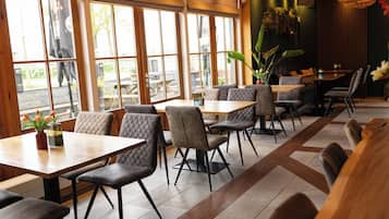 Serveert ontbijt, lunch en diner