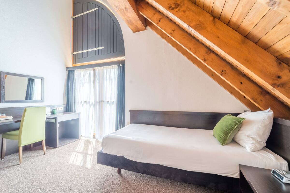 Single Room | In-room safe, desk, laptop workspace, iron/ironing board (on request)