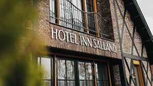 A hotel named "Hotel Inn Salland" with a brick facade and large windows. - Hotel Inn Salland (Raalte)