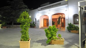 A building with a sign reading "Villa Turistica de Laujar" at night. - Villa Turística de Laujar de Andarax (Laujar de Andarax)