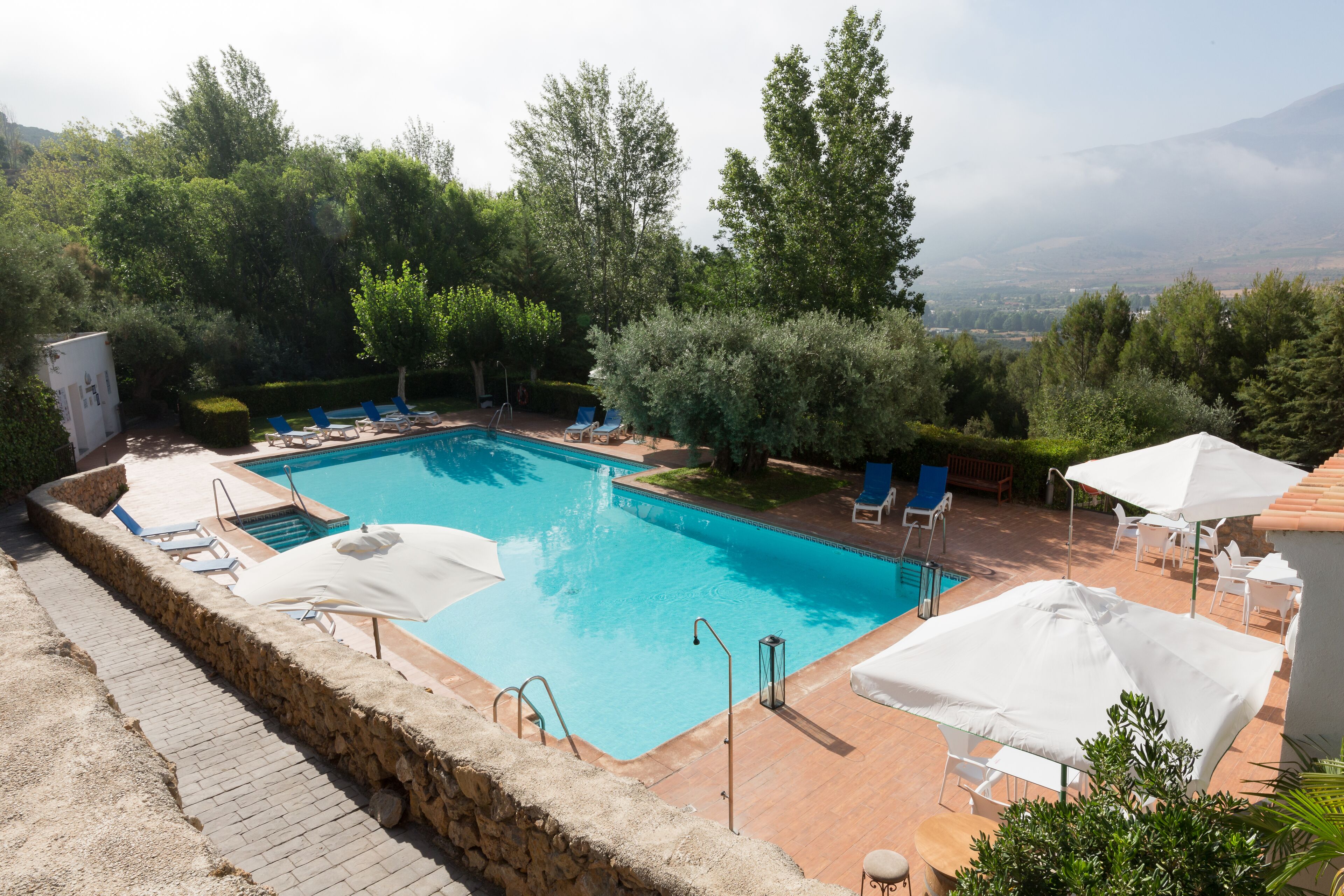 Außenpool (je nach Saison geöffnet), Liegestühle