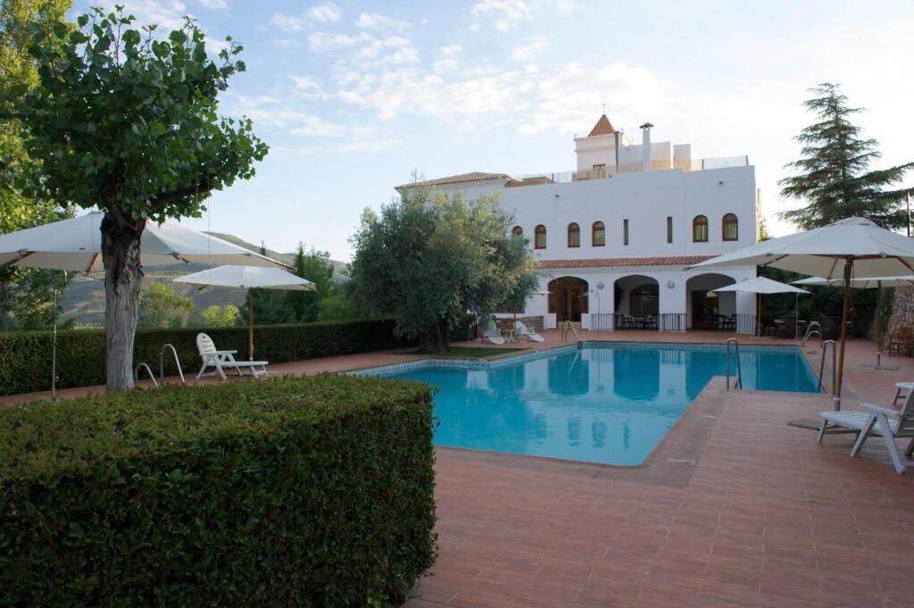 seasonal outdoor pool, pool loungers