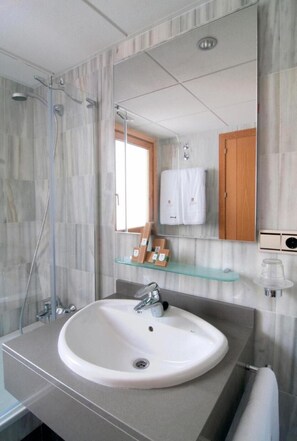 Een haardroger, een bidet, handdoeken, zeep