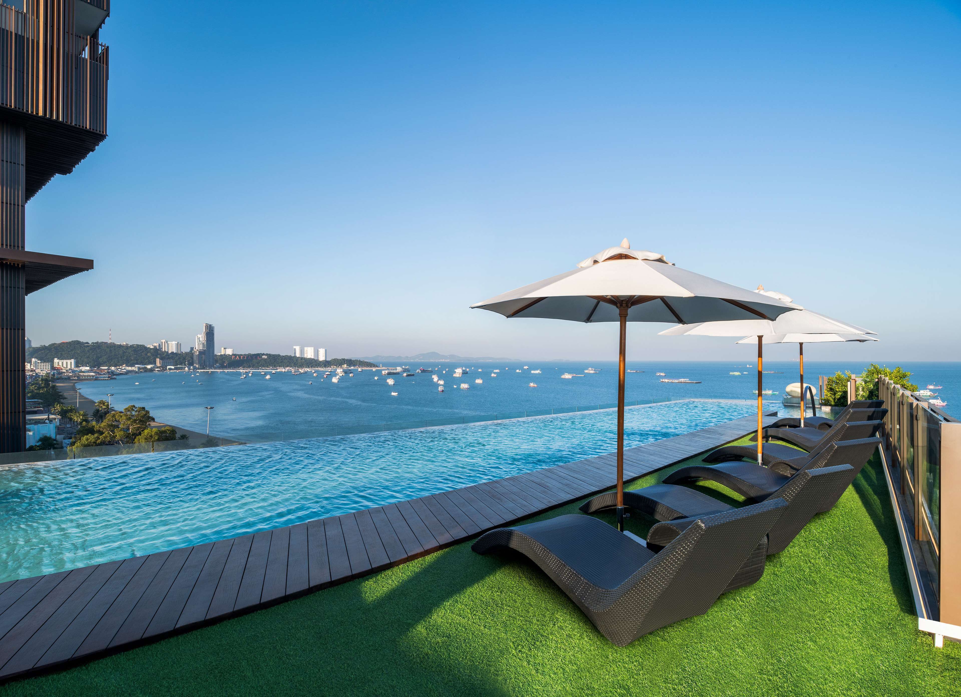 สระว่ายน้ำกลางแจ้ง