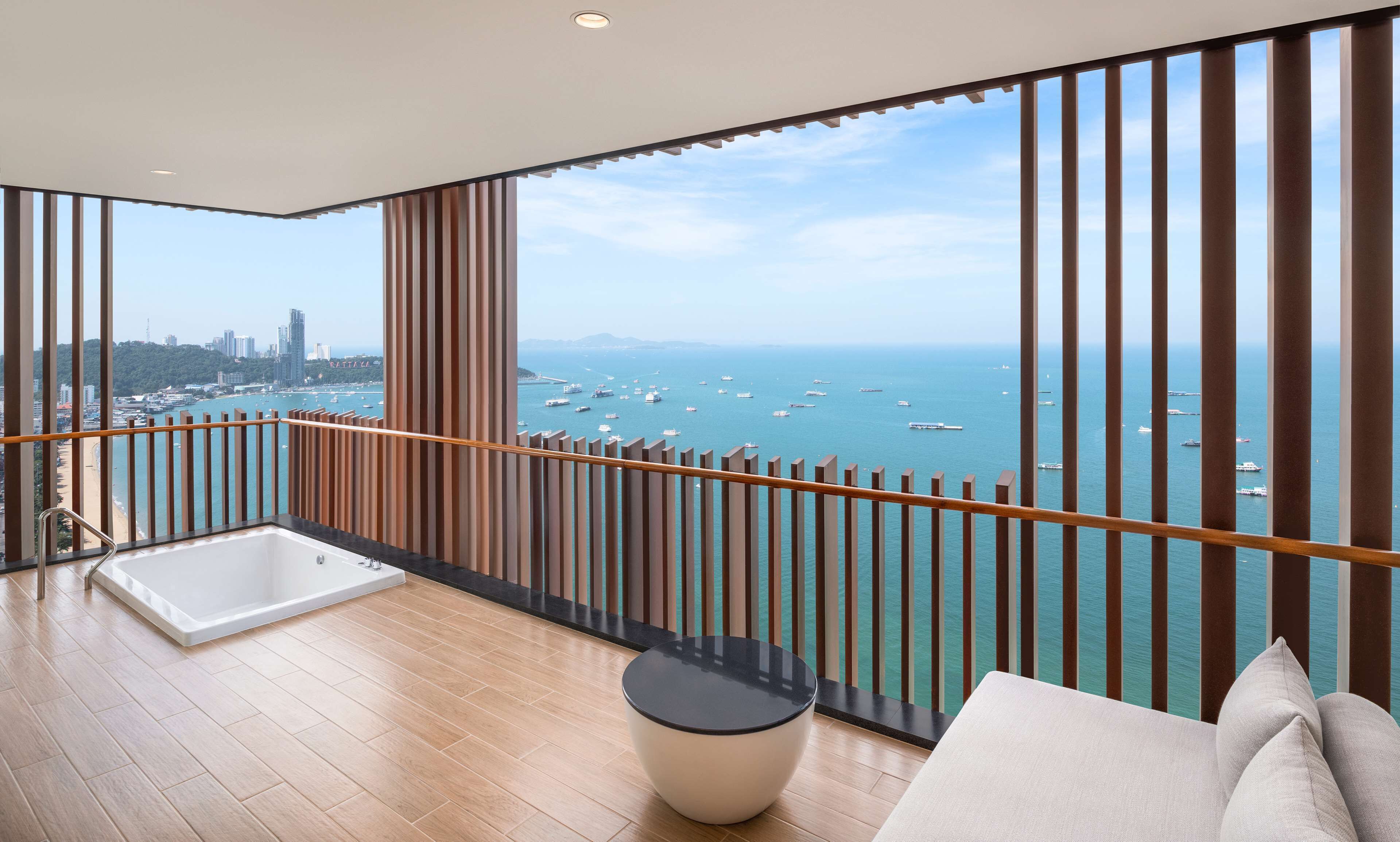 Suite, 1 letto king, vista oceano (Prestige) | Bagno | Vasca e doccia separate, soffione a pioggia, set di cortesia gratuito