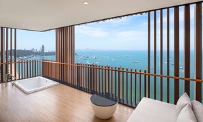 スイート キングベッド 1 台 オーシャンビュー (Prestige) | バスルーム | 個別の浴槽とシャワー、レインフォールシャワー、バスアメニティ (無料)、ヘアドライヤー